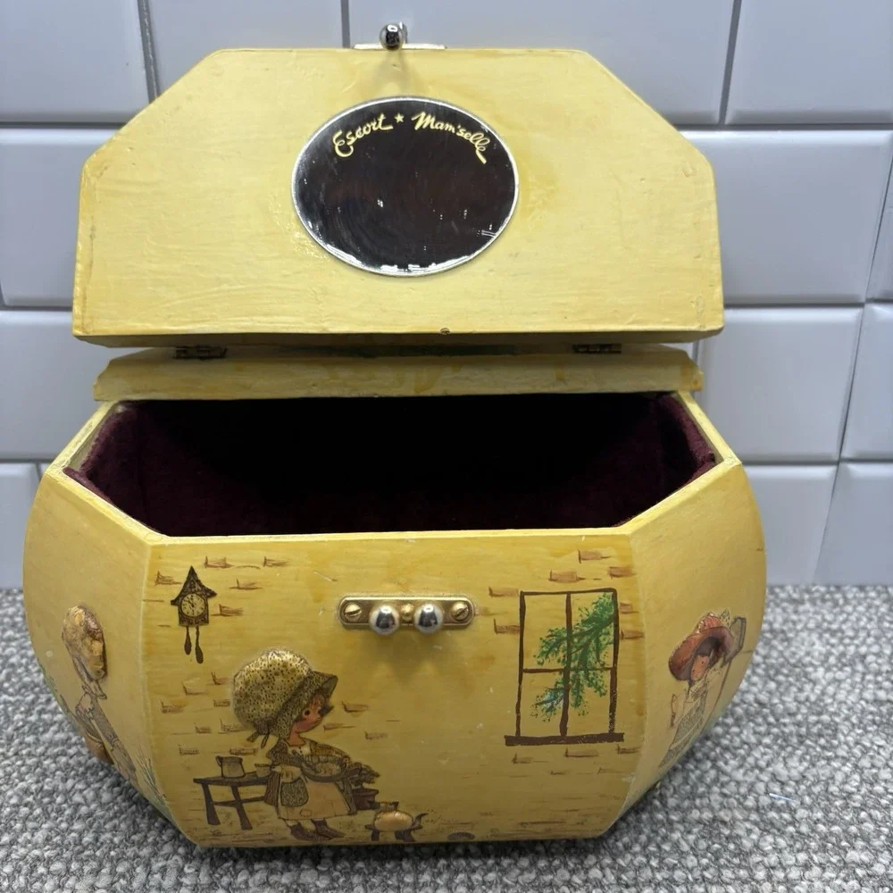 VTG Octagon Decopauge‎ Box 3D Details Little Gifts In Bonnets Lined